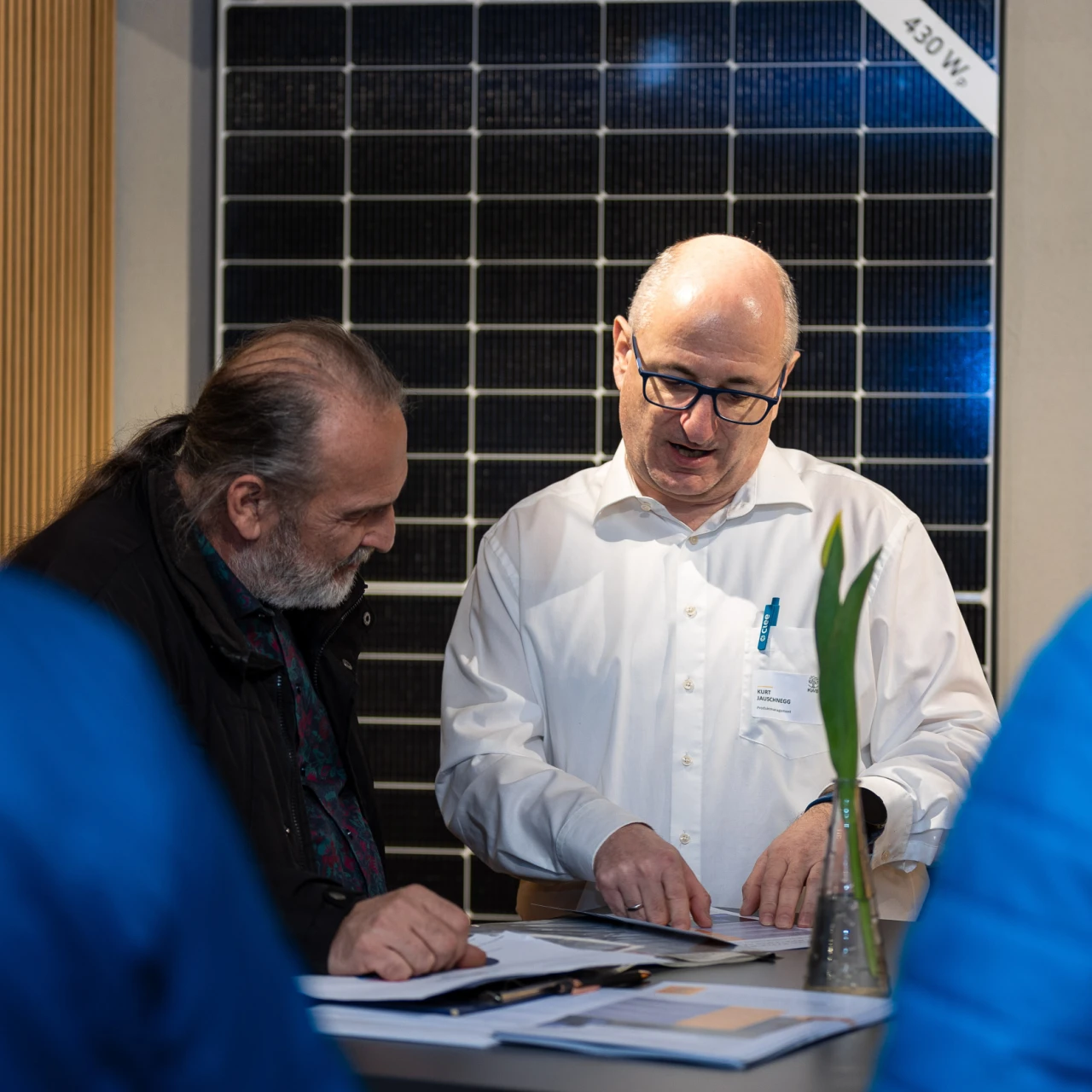 KWB Hausmesse | © KWB Hier sieht man einen KWB Mitarbeiter der einen Interessenten etwas ueber einen Kessel erklaert