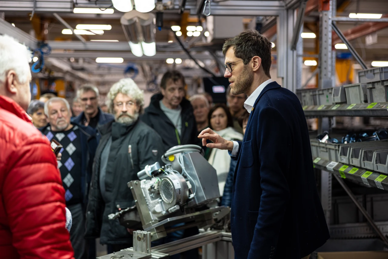 KWB Hausmesse | © KWB Hier sieht man einen KWB Mitarbeiter der Besucher etwas erklaert