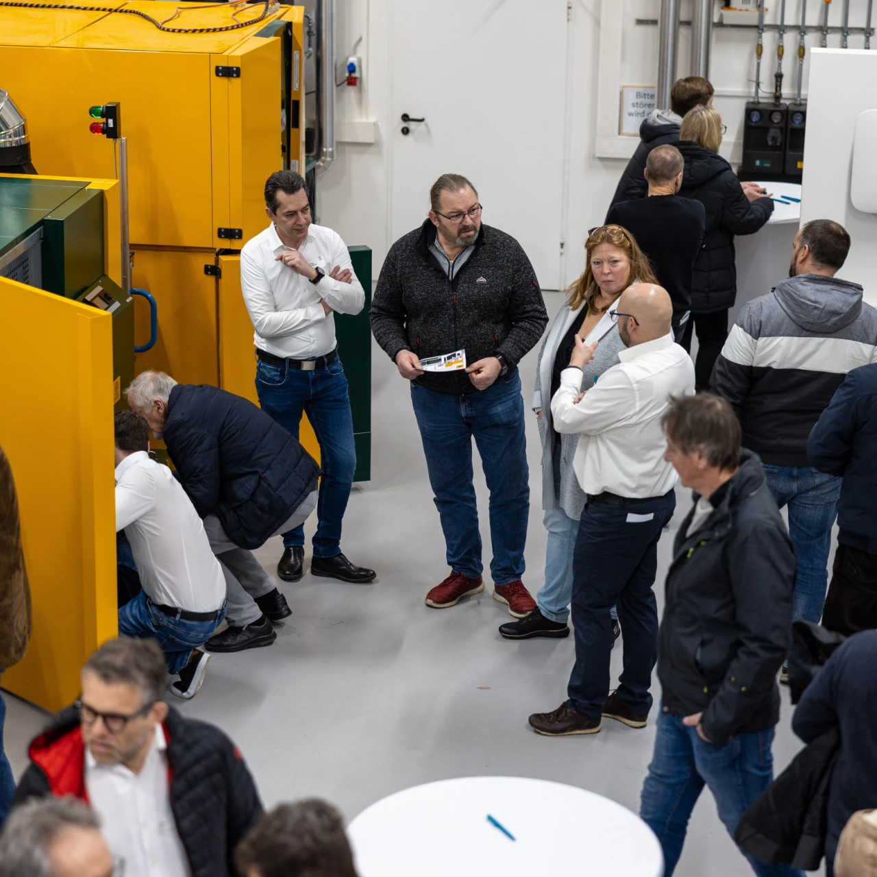 KWB Hausmesse | © KWB Hier sieht man KWB Mitarbeiter und Besucher die sich ueber Heizungen beraten lassen
