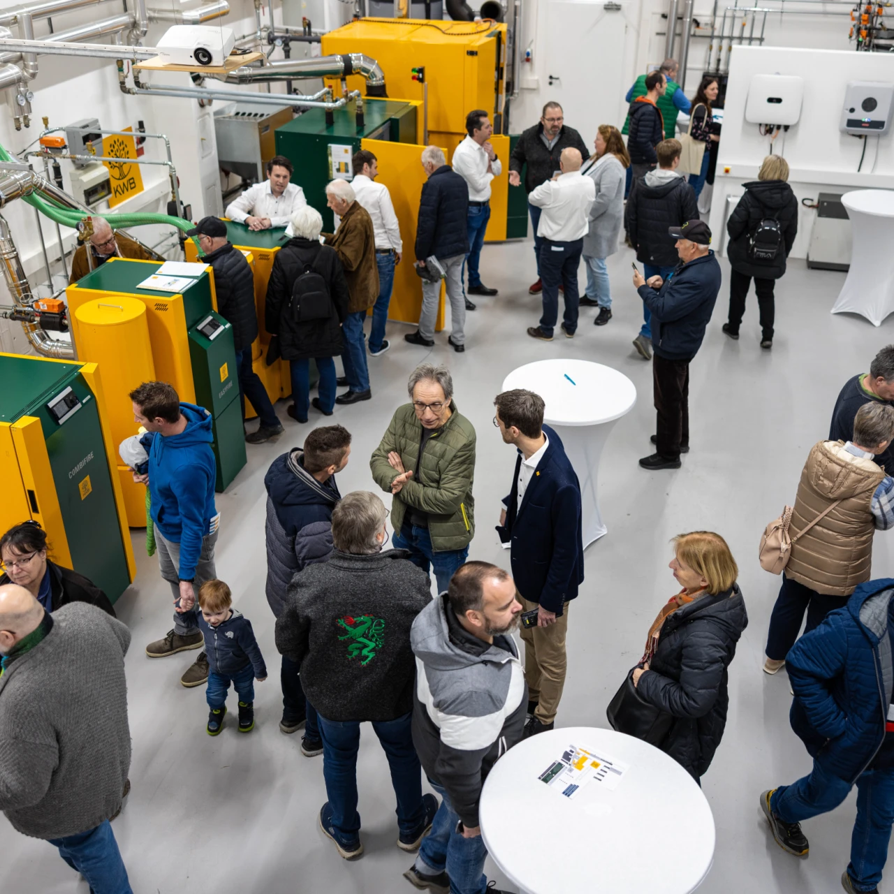 KWB Hausmesse | © KWB Hier sieht man KWB Mitarbeiter und Besucher die sich ueber Heizungen beraten lassen