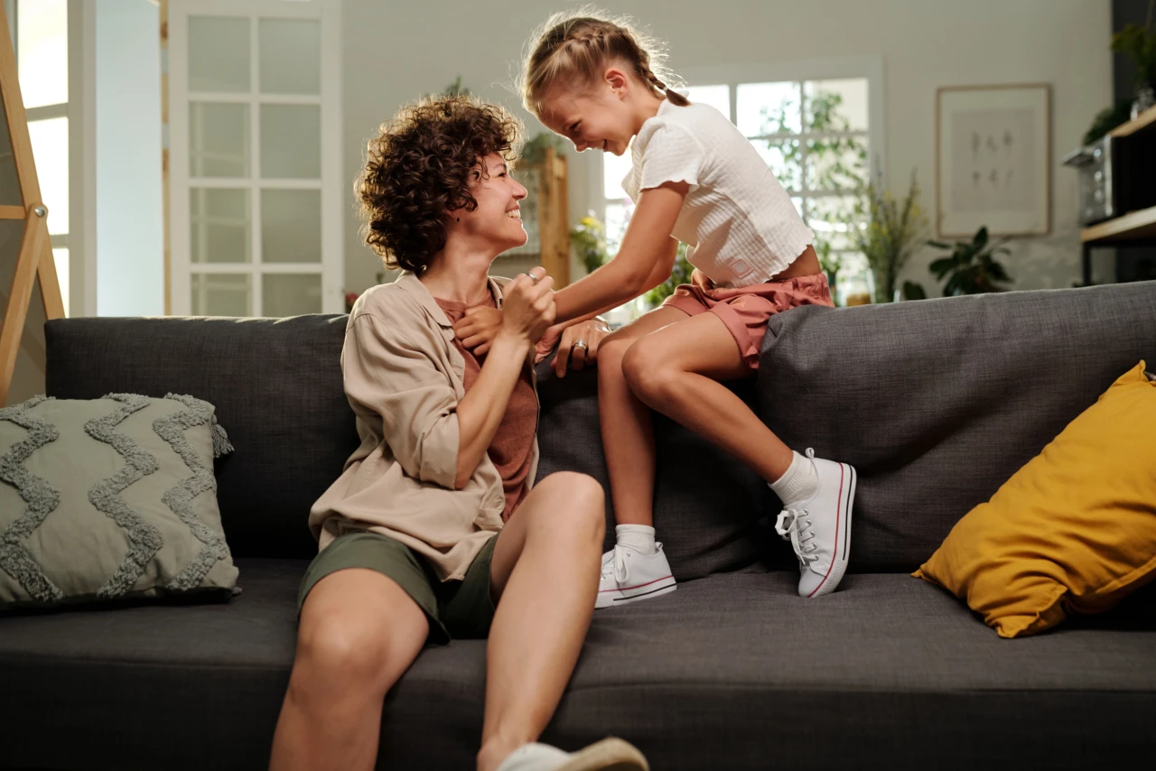 Familienleben | ©KWB, Pressmaster Mutter und Tochter albern auf der Couch