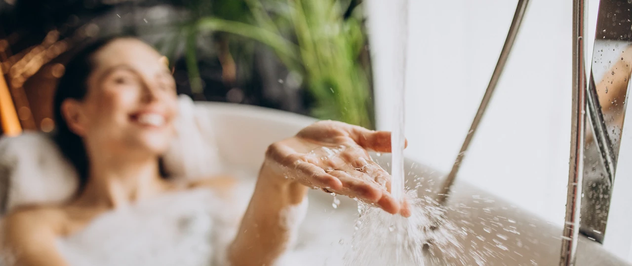 Frau in Badewanne | © KWB, Petro Frau liegt in der Badewanne und geniesst das warme Wasser