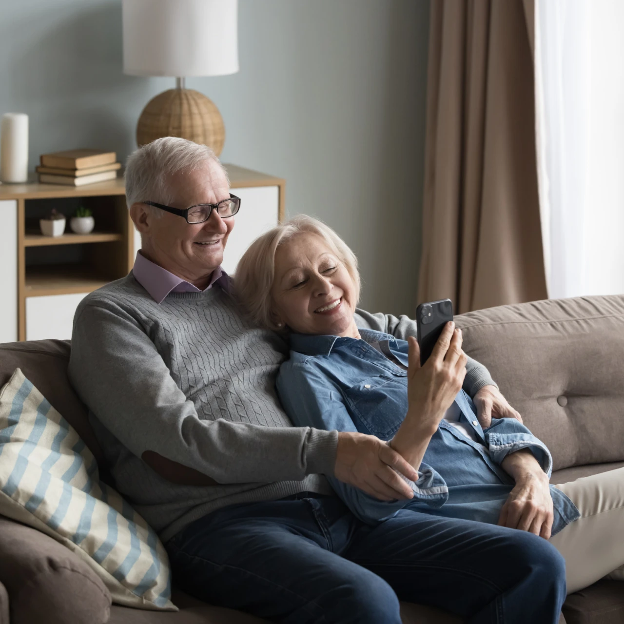 Großeltern | © KWB, Fizkes Großeltern mit Handy auf der Couch