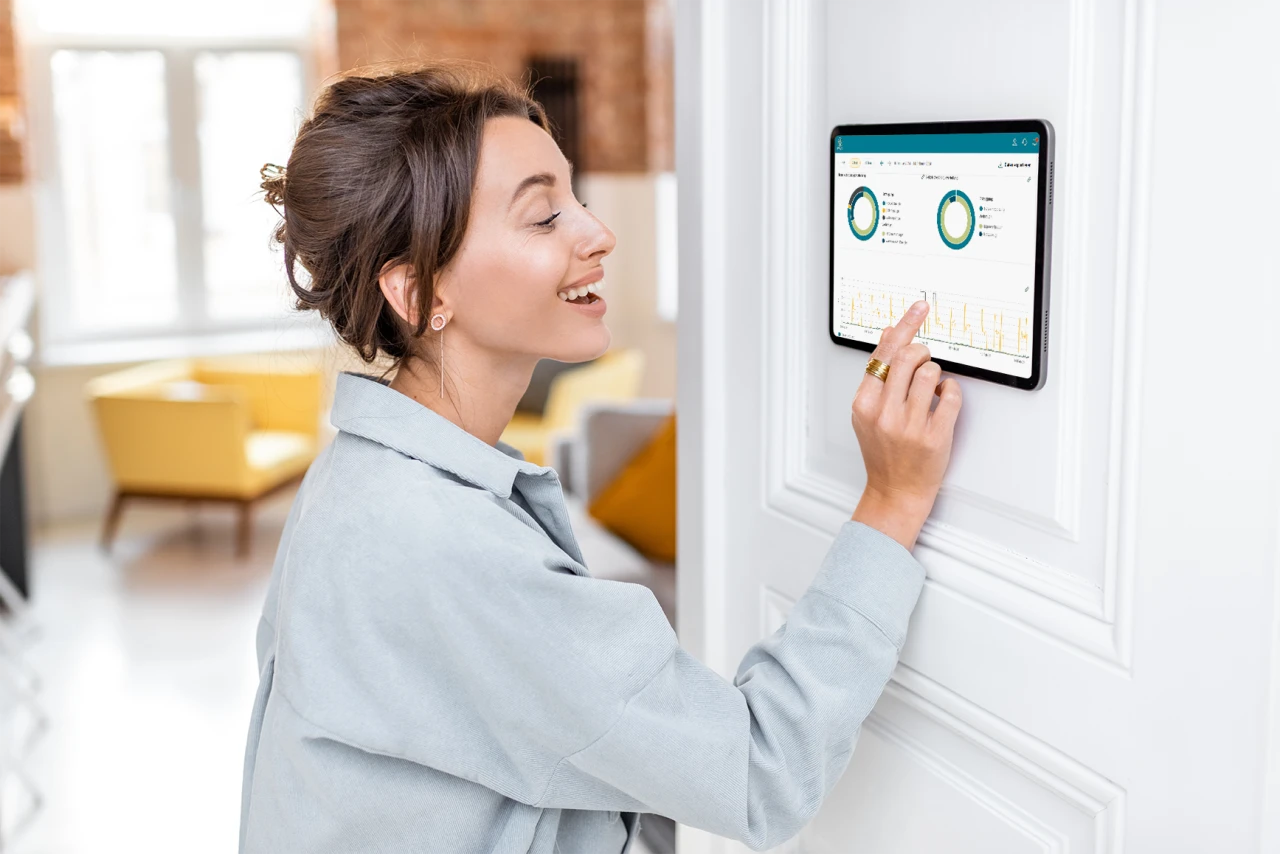 Energiemanagement | © KWB Frau bedient Tablet an der Wand