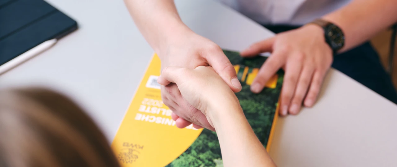 Handschlag | © KWB, Raphael Nast Gebietsleiter und Kundin reichen sich die Haende