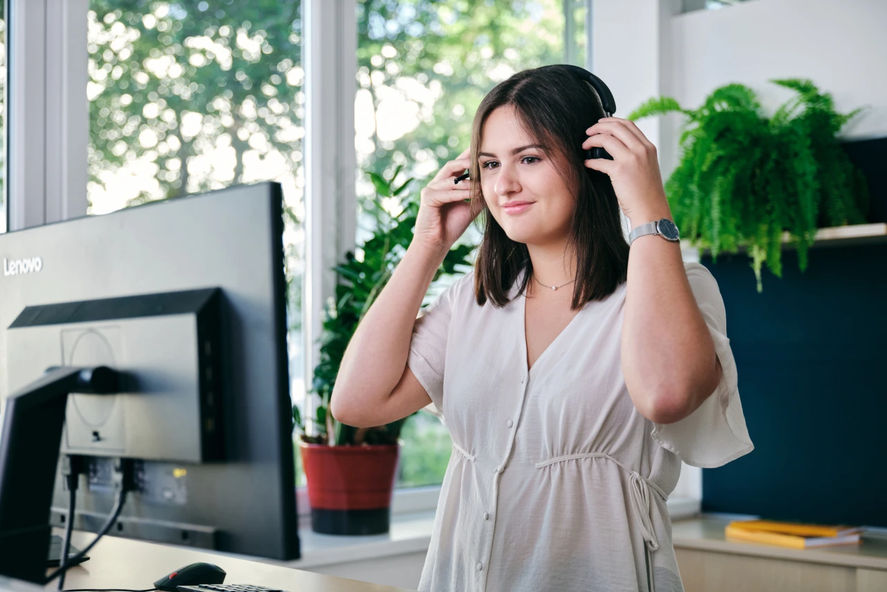 © KWB, Raphael Nast Frau setzt sich Headset zum Telefonieren auf.