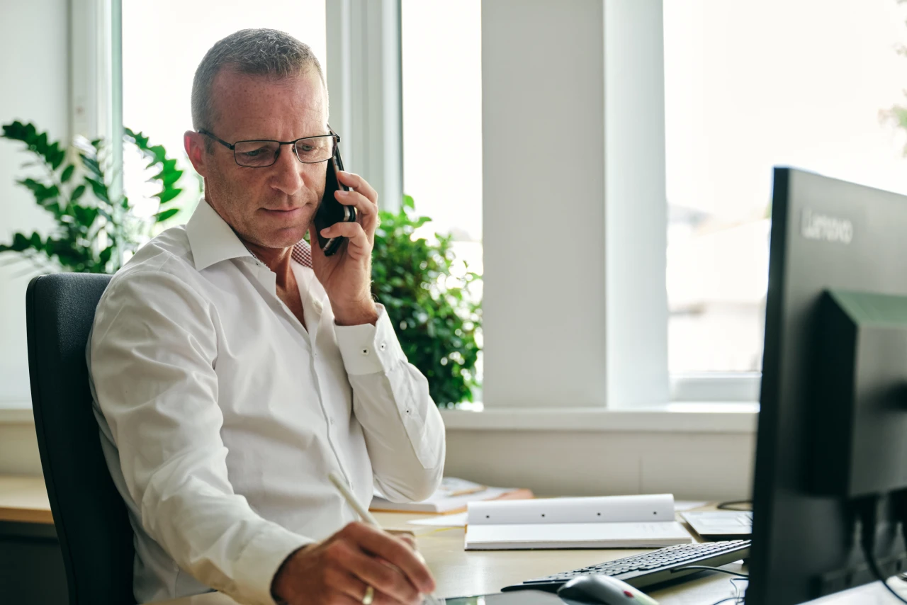 ein Mann telefoniert und macht Notizen | © KWB, Raphael Nast Ein Mann telefoniert im Buero und macht sich Notizen auf seinem Tablet