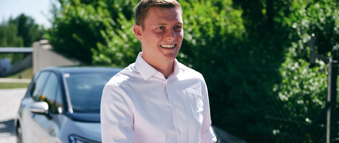 Ihr KWB Experte vor Ort | © KWB, Raphael Nast Ein KWB Mitarbeiter ist bei einem Kunden fuer ein persoenliches Gespraech