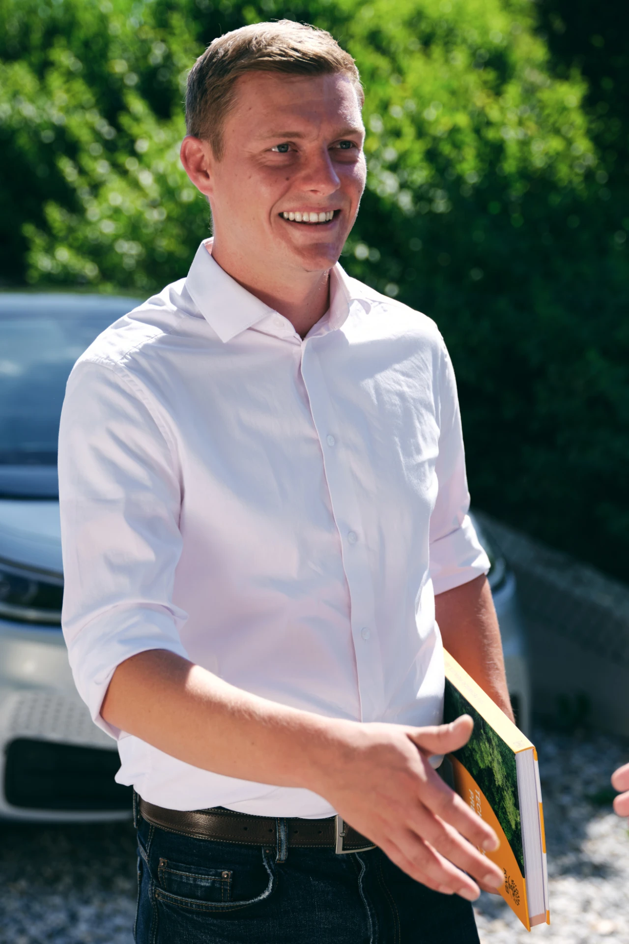 Ihr KWB Experte vor Ort | © KWB, Raphael Nast Ein KWB Mitarbeiter ist bei einem Kunden fuer ein persoenliches Gespraech