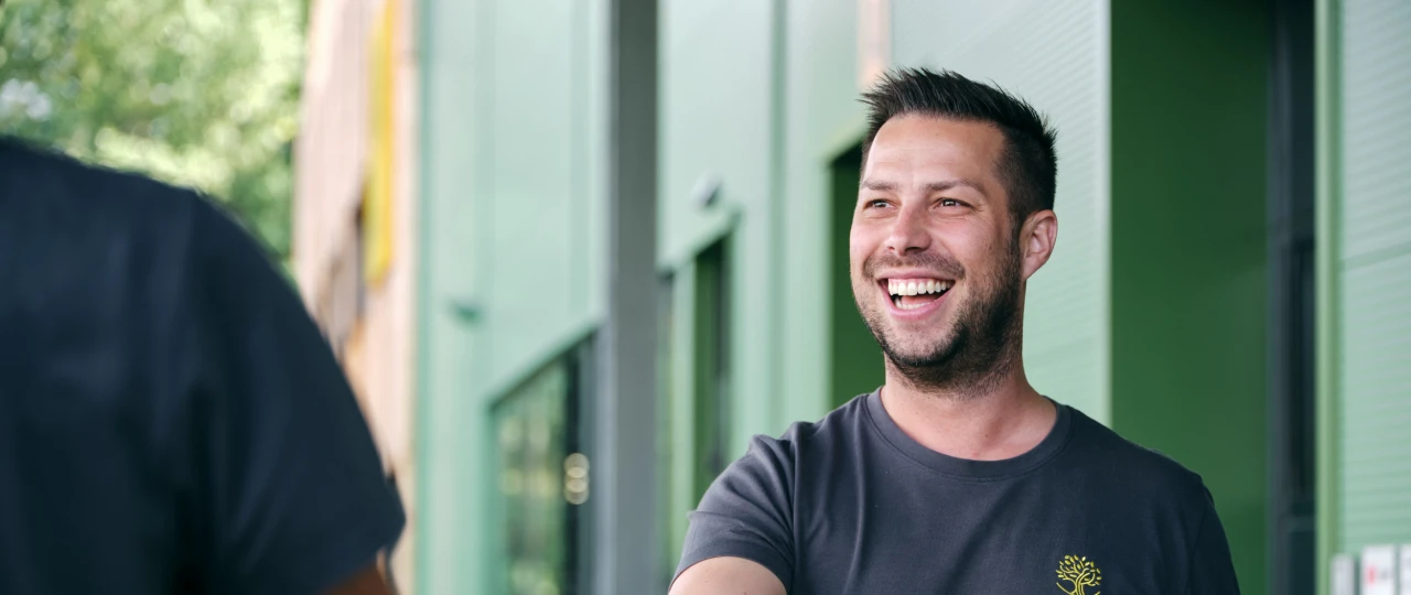 Gewährleistungsmanagement | © KWB, Raphael Nast Ein KWB Mitarbeiter nimmt laechelnd ein Paket entgegen