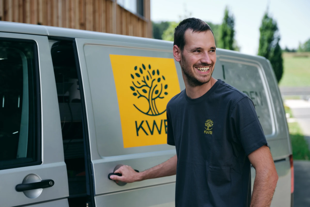 Montage | © KWB, Raphael Nast Man sieht einen KWB Mitarbeiter vor einem KWB Service Auto