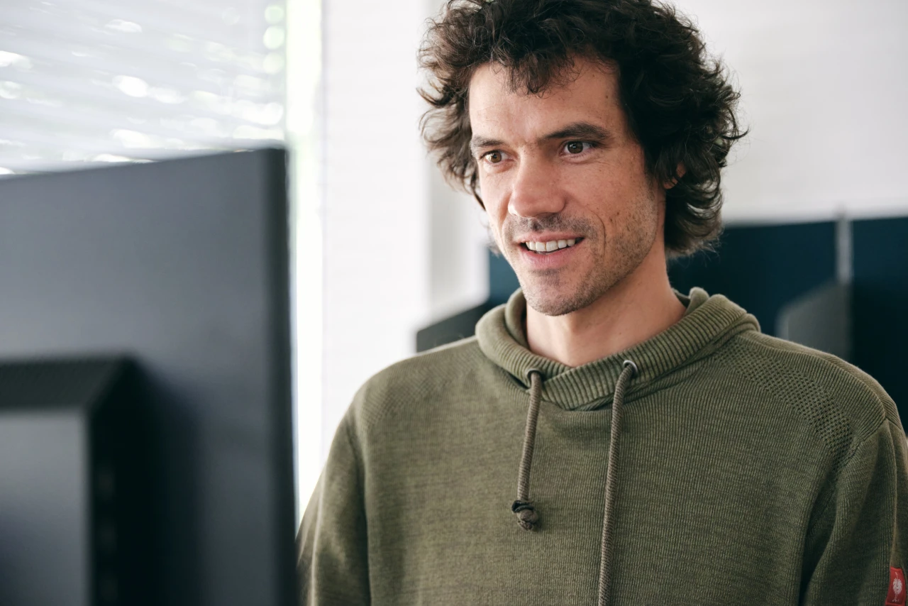 Mann arbeitet | © KWB, Raphael Nast Hier sieht man einen KWB Mitarbeiter an seinem PC arbeiten