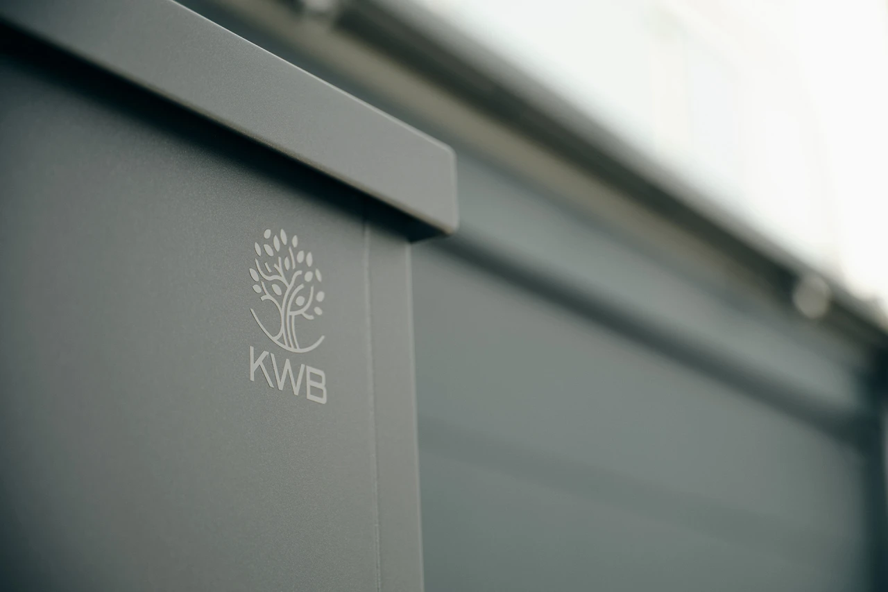 KWB Wärmepumpe EasyAir Plus | © KWB, Raphael Nast Hier sieht man eine Nahaufnahme der KWB Waermepumpe EasyAir Plus und man sieht dazu das KWB Logo