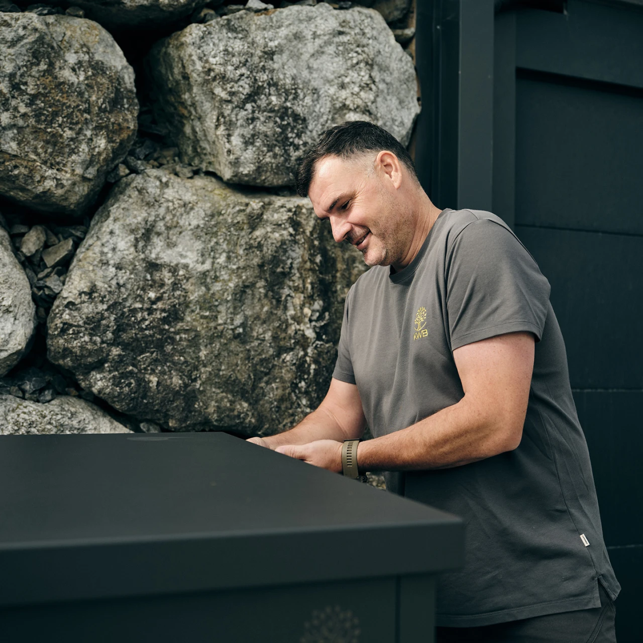 KWB Techniker | © KWB, Raphael Nast Hier sieht man einen KWB Mitarbeiter der bei der KWB Waermepumpe etwas zu schraubt