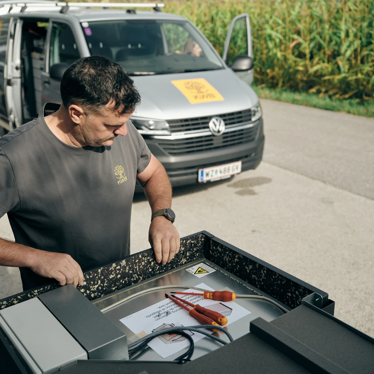 KWB Techniker | © KWB, Raphael Nast Hier sieht man einen KWB Mitarbeiter der eine KWB Waermepumpe aufbaut