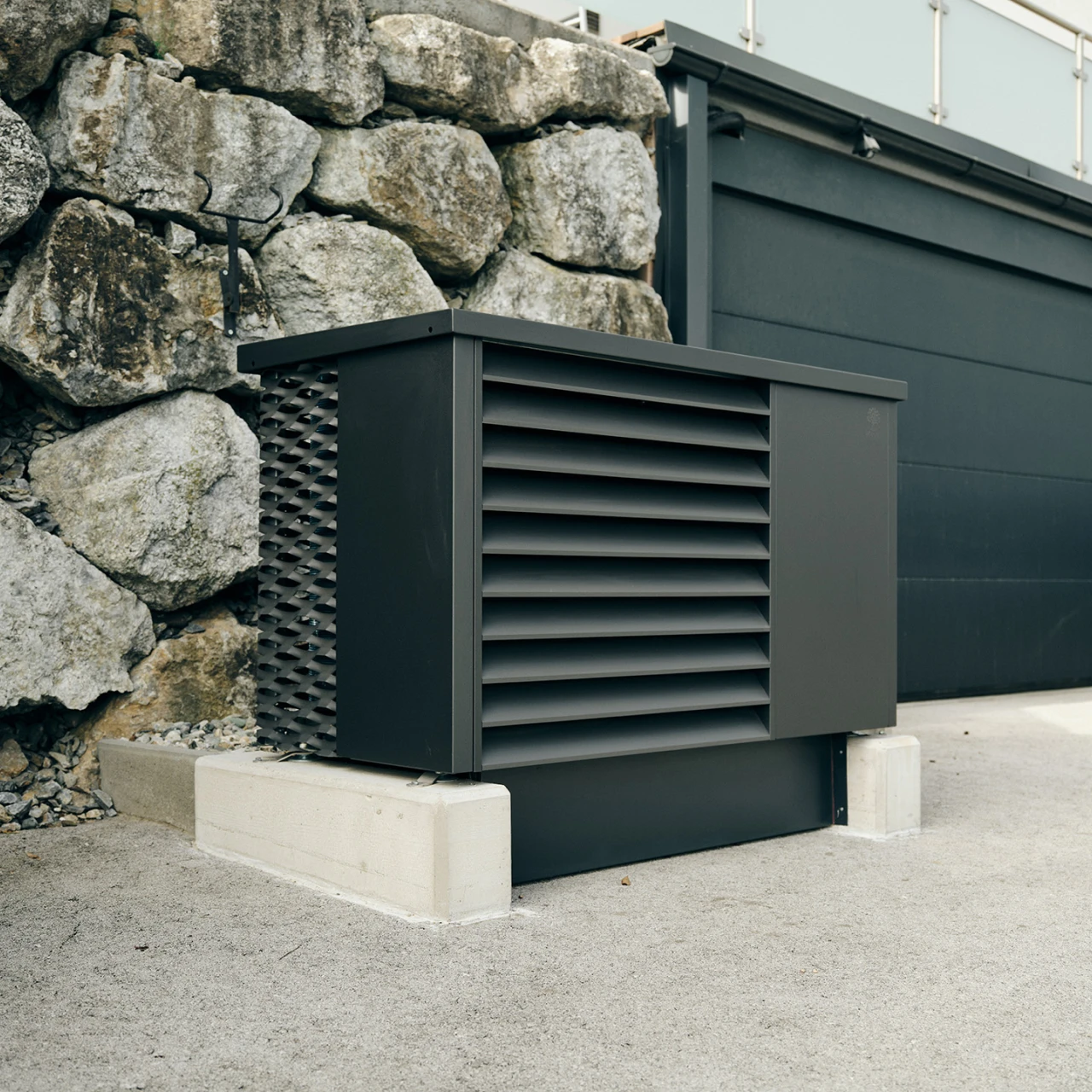 KWB Wärmepumpe EasyAir Plus | © KWB, Raphael Nast Hier sieht man die KWB Waermepumpe EasyAir Plus