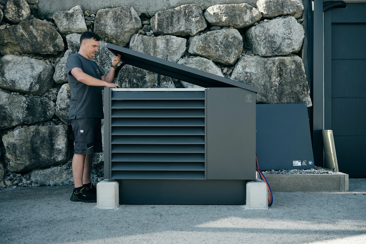 KWB Techniker | © KWB, Raphael Nast Hier sieht man einen KWB Mitarbeiter der die KWB Waermepumpe EasyAir Plusaufbaut