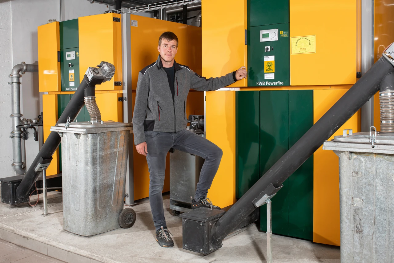 Referenzkunde Otztaler Bergwelt KWB Powerfire | © KWB Hier sieht man den KWB Kunden Herrn Arnold vor zwei KWB Powerfire Kessel
