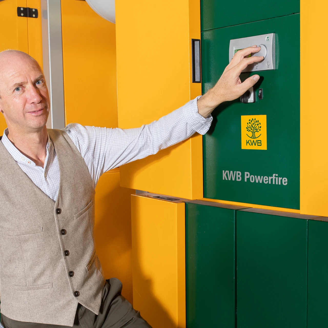 KWB Powerfire | © KWB Hier sieht man Herrn Schwarz neben seinem KWB Powerfire Kessel