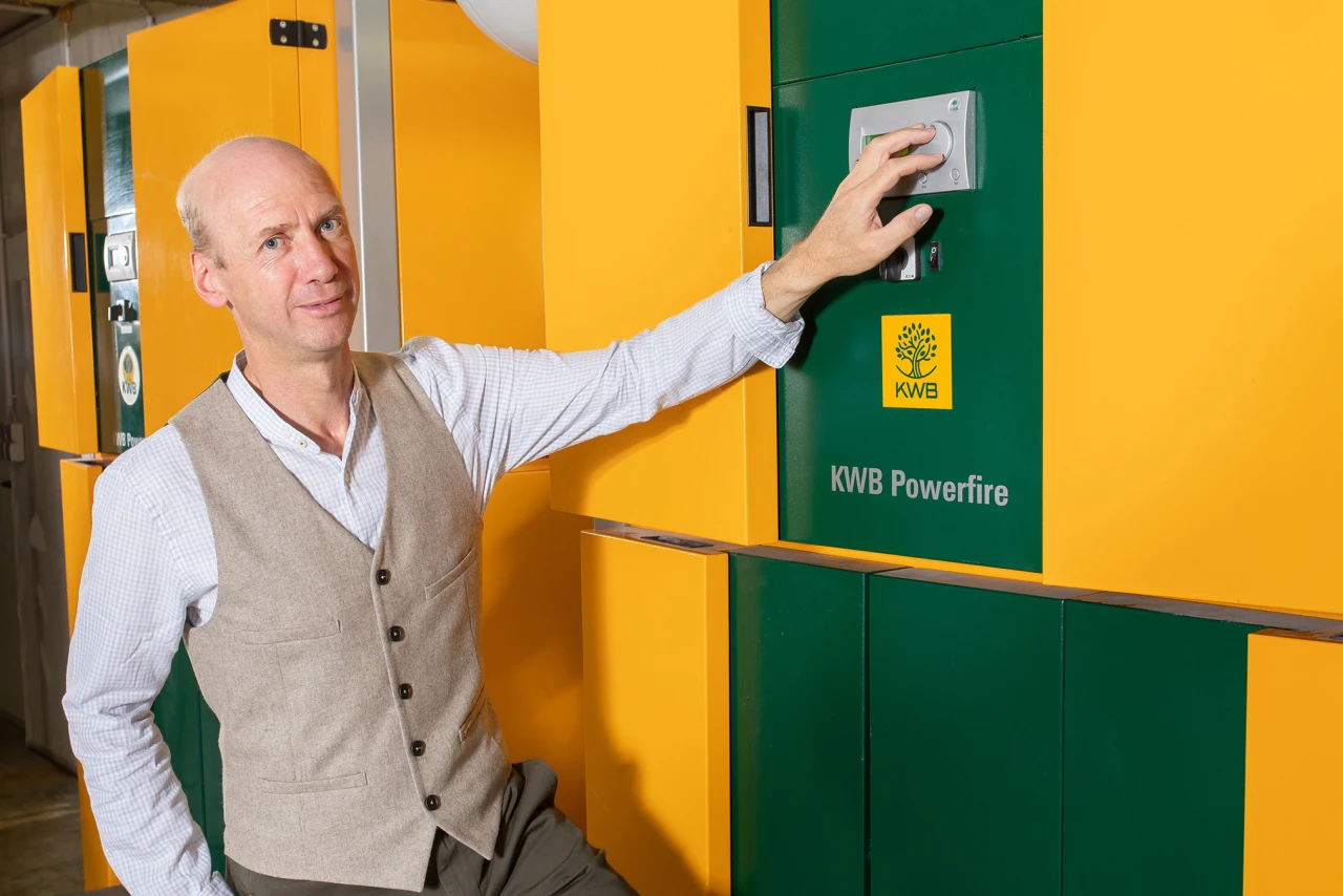 KWB Powerfire | © KWB Hier sieht man Herrn Schwarz neben seinem KWB Powerfire Kessel