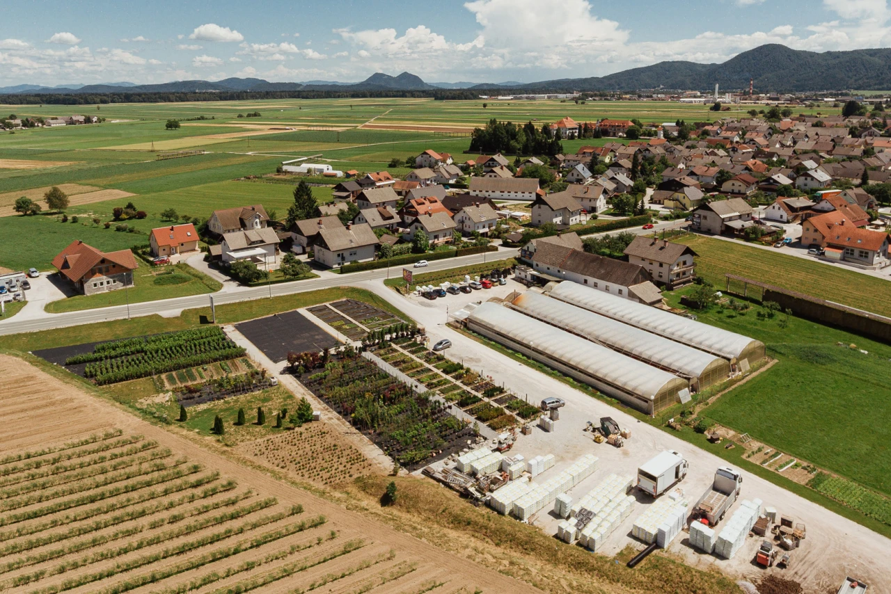Referenzkunde Antolin blumige wärme | © KWB Man sieht eine schoene Landschaft mit vielen Haeusern von oben