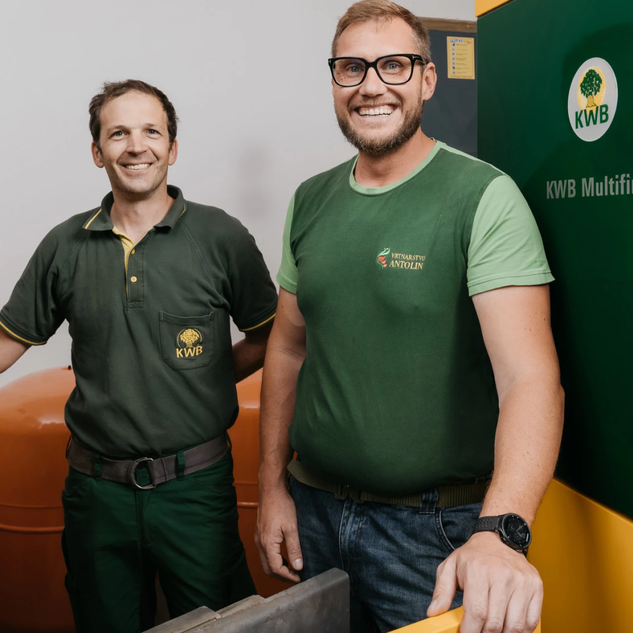 Referenzkunde Antolin blumige wärme | © KWB Man sieht einen KWB Mitarbeiter und Herr Antolin vor einem KWB Multifire Kessel stehen