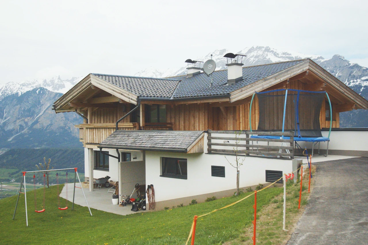 Referenzkunde Familie Niederwieser | © KWB Man sieht das Haus von der Familie Niederwieser