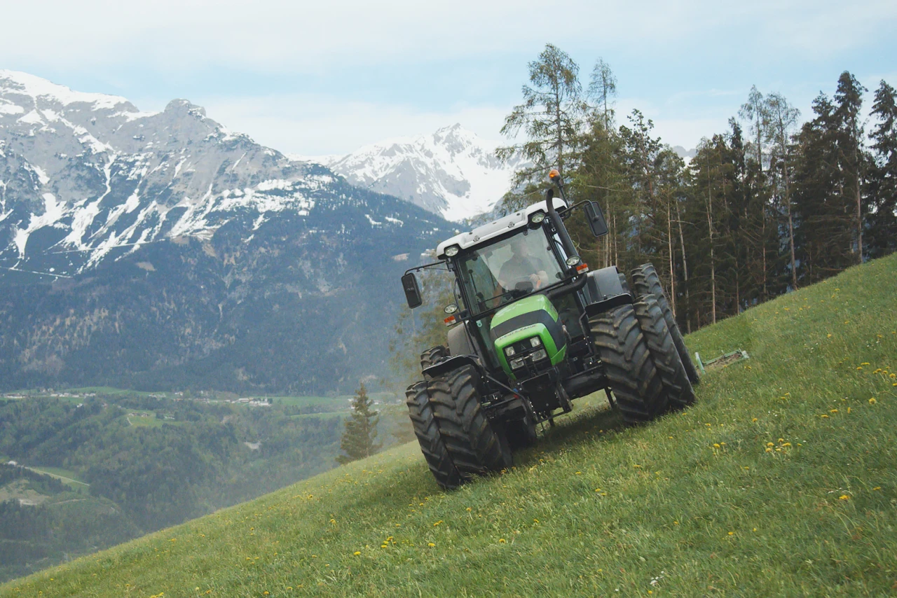 Referenzkunde Familie Niederwieser | © KWB Man sieht Herrn Niederwieser wie er mit seinem Traktor faehrt