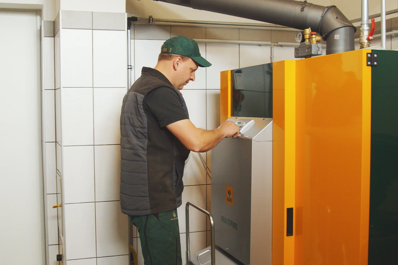 Referenzkunde Familie Niederwieser | © KWB Man sieht Herrn Niederwieser vor seinem KWB Multifire Kessel