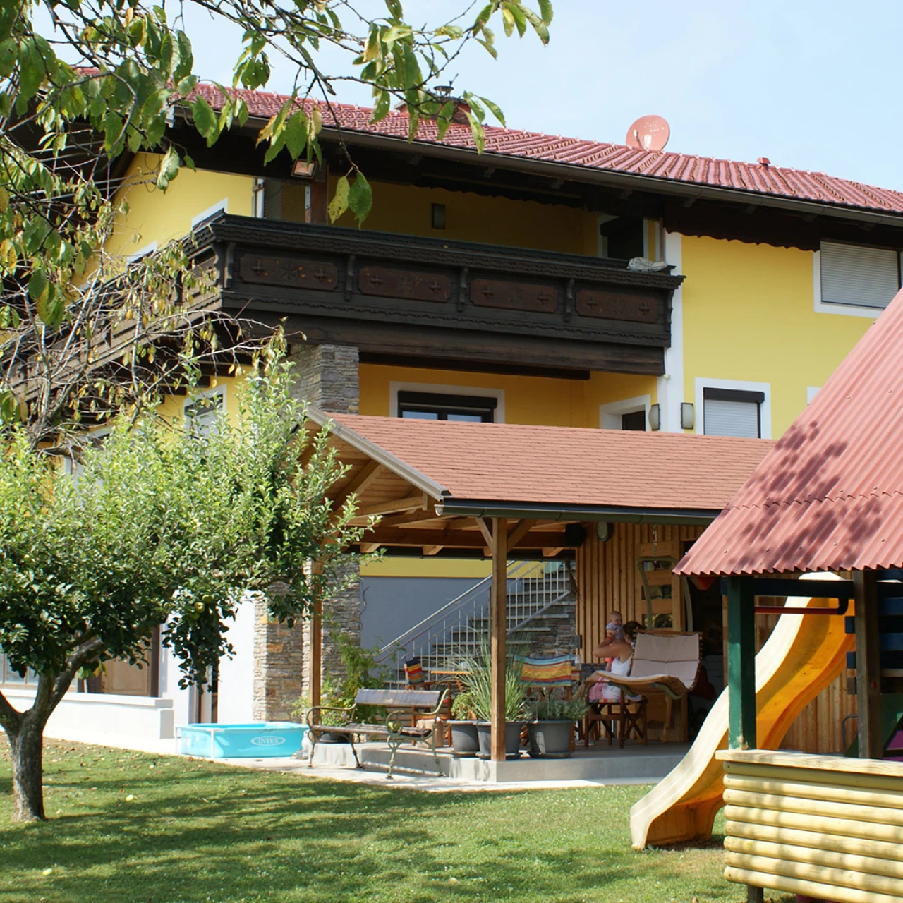 Referenzkunde Familie Teppernegg | © KWB Hier sieht man das gelbe Haus von der Familie Teppernegg mit Ihrem Garten