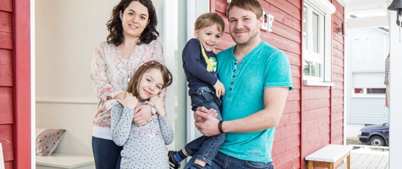 Referenzkunde Familie Teufel | © KWB Hier sieht man die Familie Teufel vor Ihrem Haus