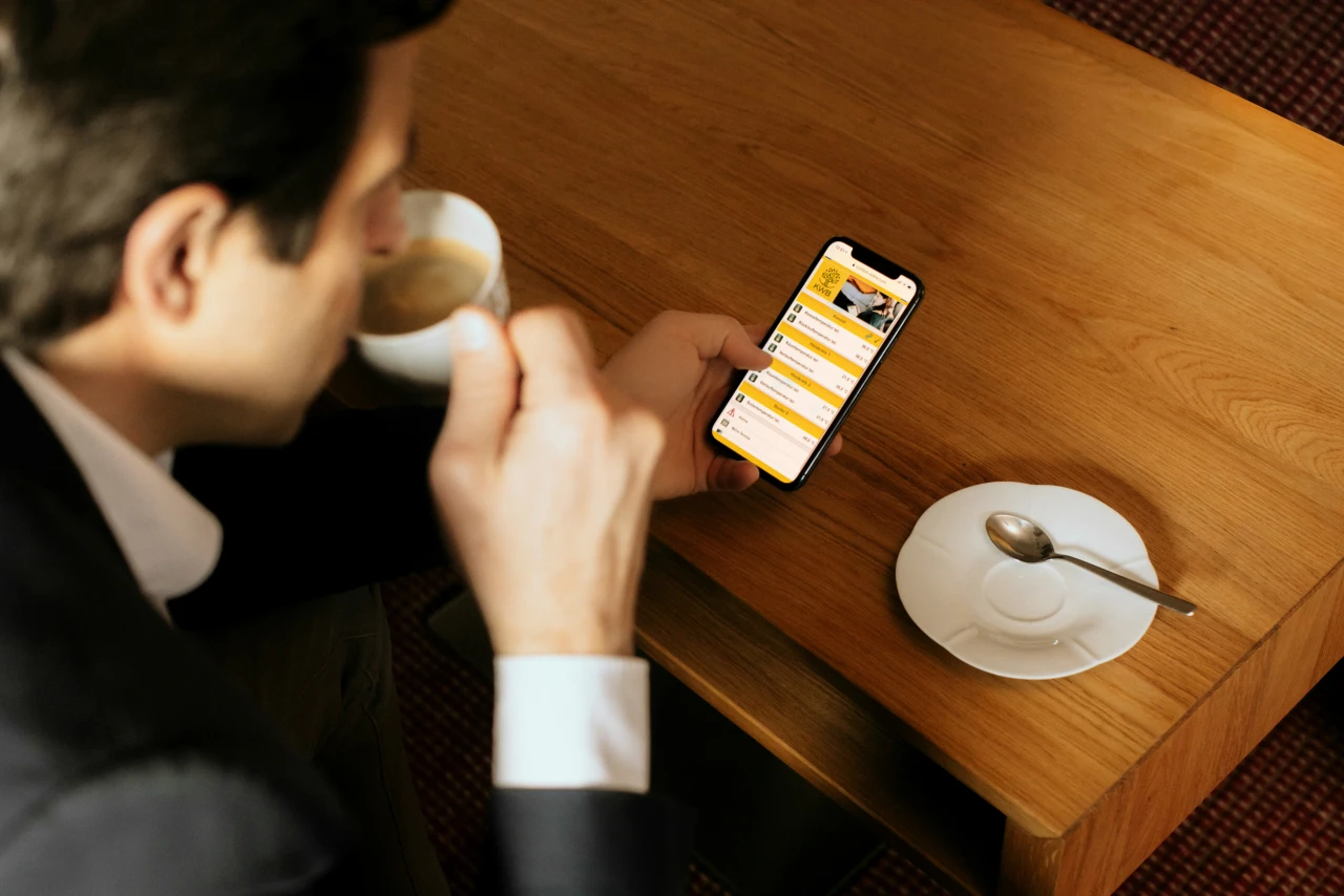 Referenzkunde Herr Engelberger | © KWB, LupiSpuma Man sieht wie Herr Engelberger auf seinem Handy Comfort Online bedient
