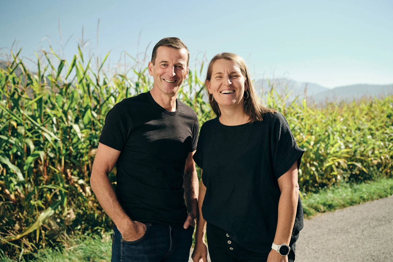 Referenzkunde Familie Galler Wärmepumpe | © KWB Hier sieht man die Familie Galler die im Freien steht und in die Kamera laechelt