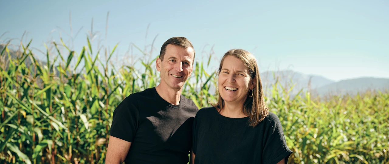 Referenzkunde Familie Galler Wärmepumpe | © KWB Hier sieht man die Familie Galler die im Freien steht und in die Kamera laechelt