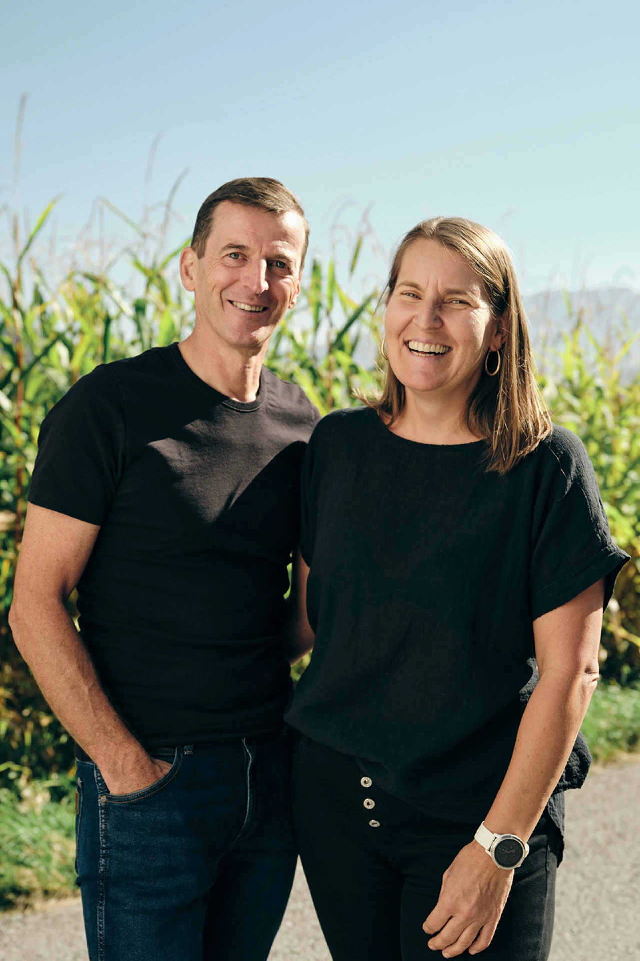 Referenzkunde Familie Galler Wärmepumpe | © KWB Hier sieht man die Familie Galler die im Freien steht und in die Kamera laechelt