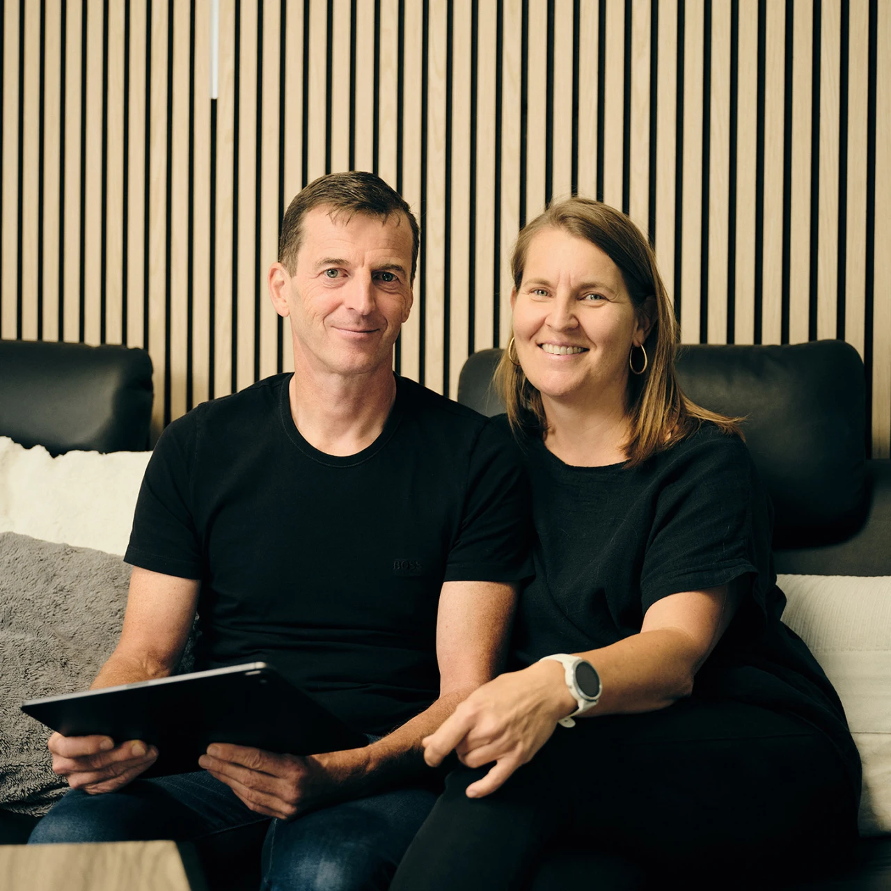 Referenzkunde Familie Galler | © KWB Hier sieht man die Familie Galler die auf dem Sofa sitzen und ein Tablet in der Hand haelt