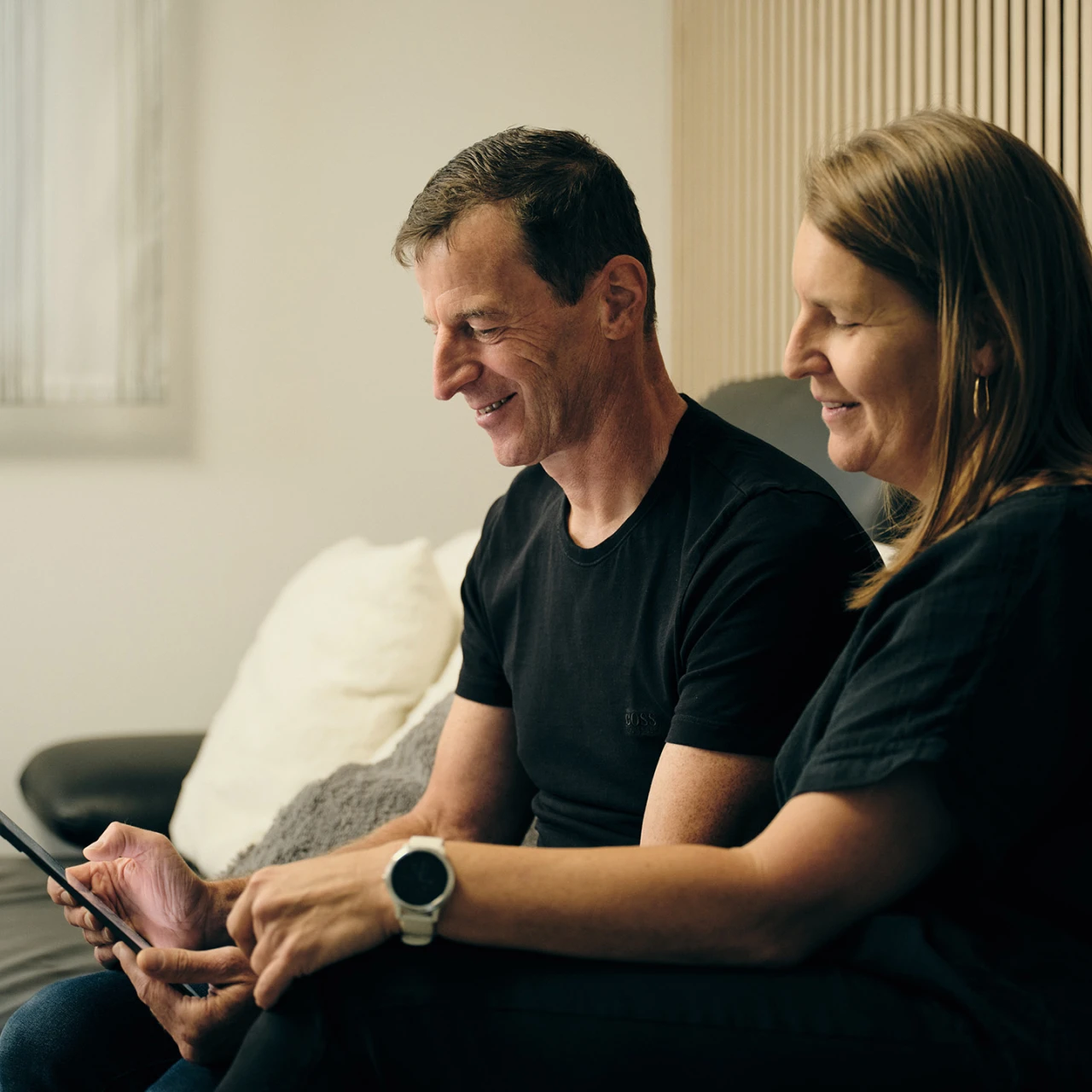 Referenzkunde Familie Galler | © KWB Hier sieht man die Familie Galler mit einem Tablet in der Hand