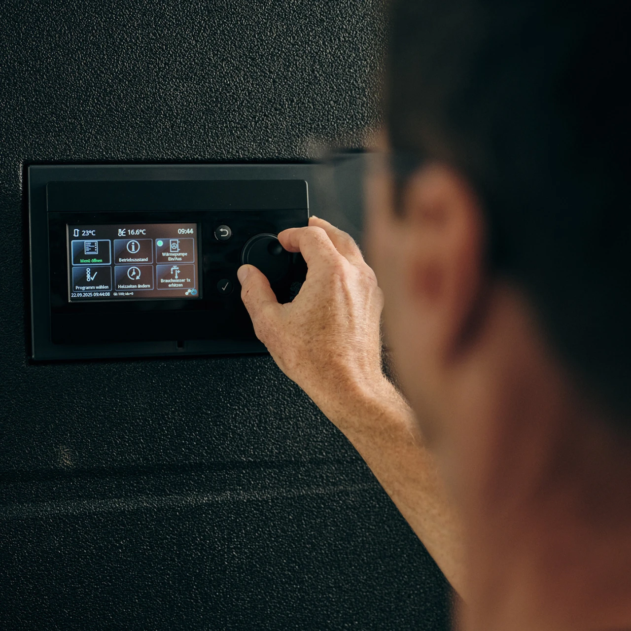 KWB Regelung | © KWB Hier sieht man wie Herr Galler was bei seinem Frischwassermodul einstellt