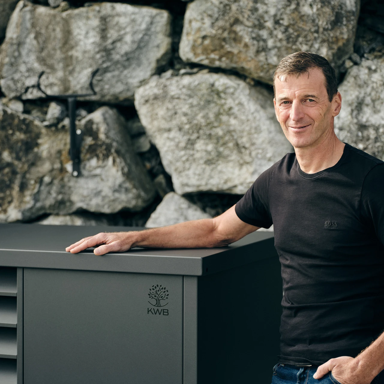 Referenzkunde Familie Galler Wärmepumpe | © KWB Hier sieht man Herrn Galler neben seiner KWB Waermepumpe