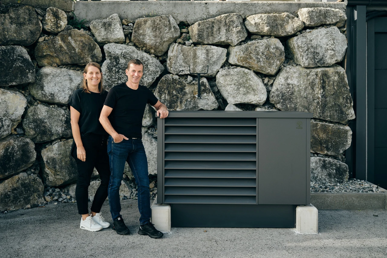 Referenzkunde Familie Galler Wärmepumpe | © KWB Hier sieht man die Familie Galler neben Ihrer KWB Waermepumpe