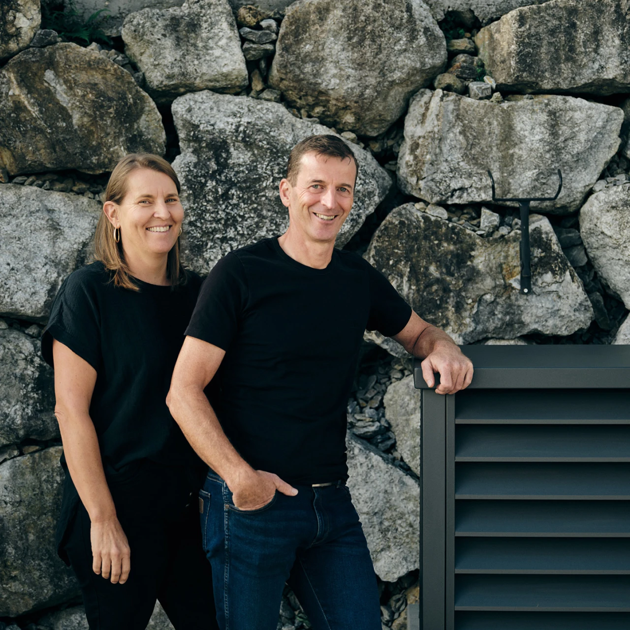 Referenzkunde Familie Galler Wärmepumpe | © KWB Hier sieht man die Familie Galler neben Ihrer KWB Waermepumpe