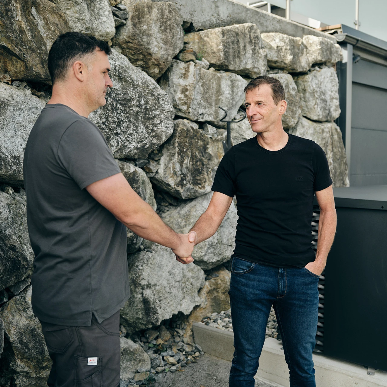 Referenzkunde Familie Galler Wärmepumpe | © KWB Hier sieht man einen KWB Mitarbeiter der Herrn Galler die Hand reicht