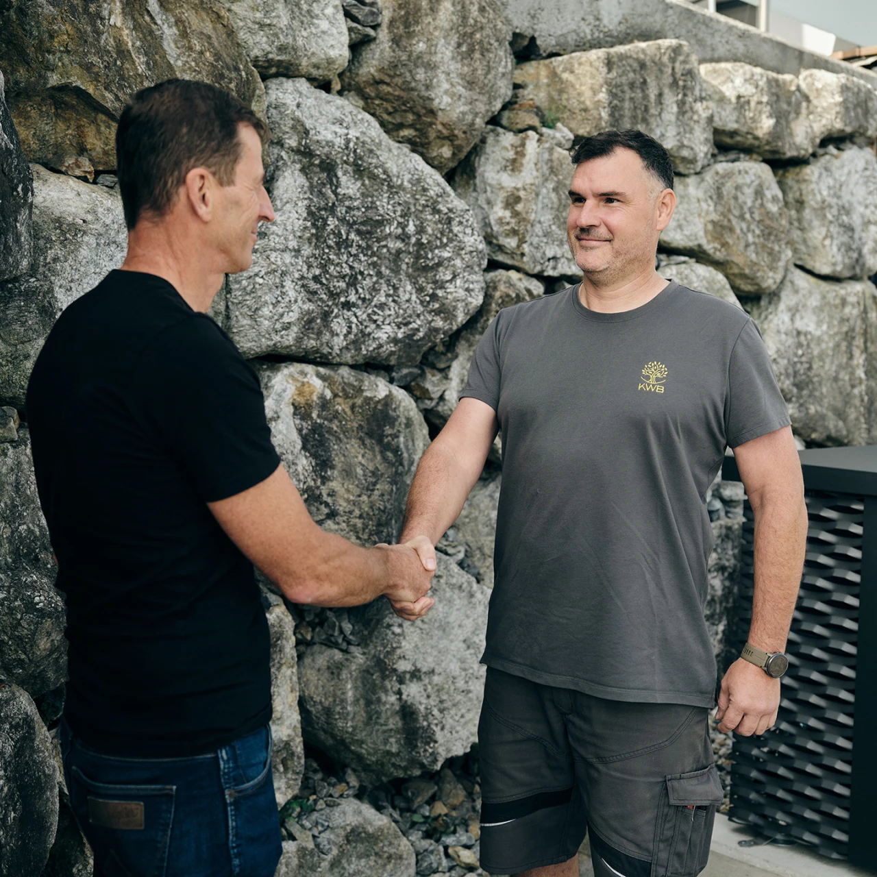 Referenzkunde Familie Galler Wärmepumpe | © KWB Hier sieht man einen KWB Mitarbeiter der Herrn Galler die Hand reicht