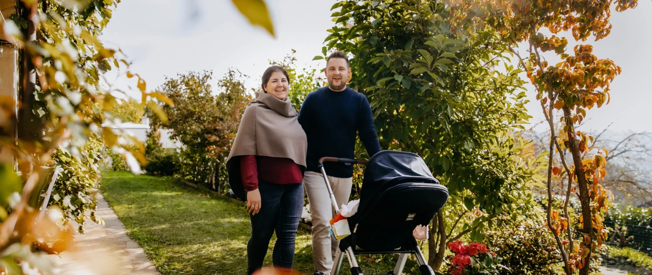 Referenzkunde Familie Hartmann | © KWB, LupiSpuma Hier sieht man die Familie Hartmann die im Garten steht