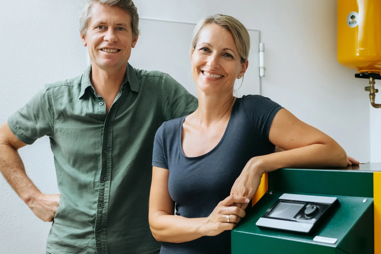 Referenzkunde Familie Hofmeister | © KWB Hier sieht man Frau und Herr Hofmeister wie sie neben Ihrem KWB Easyfire stehen