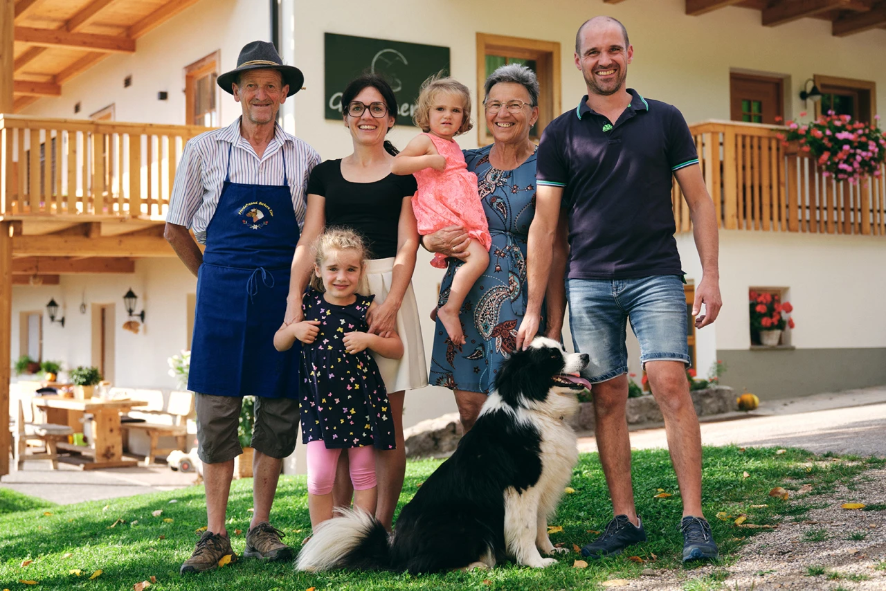 Referenzkunde Gschlunerhof | © KWB, Raphael Nast Man sieht die Familie Mauroner die vor Ihrem Grundstueck steht