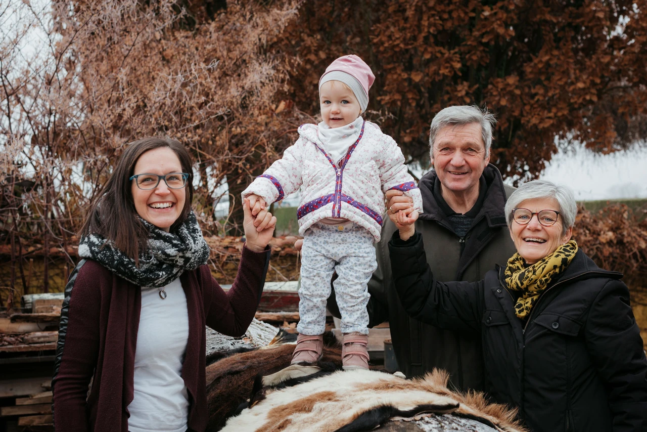 Referenzkunde Familie Prassl | © KWB Hier sieht man die Familie Praßl die in die Kamera laechelt