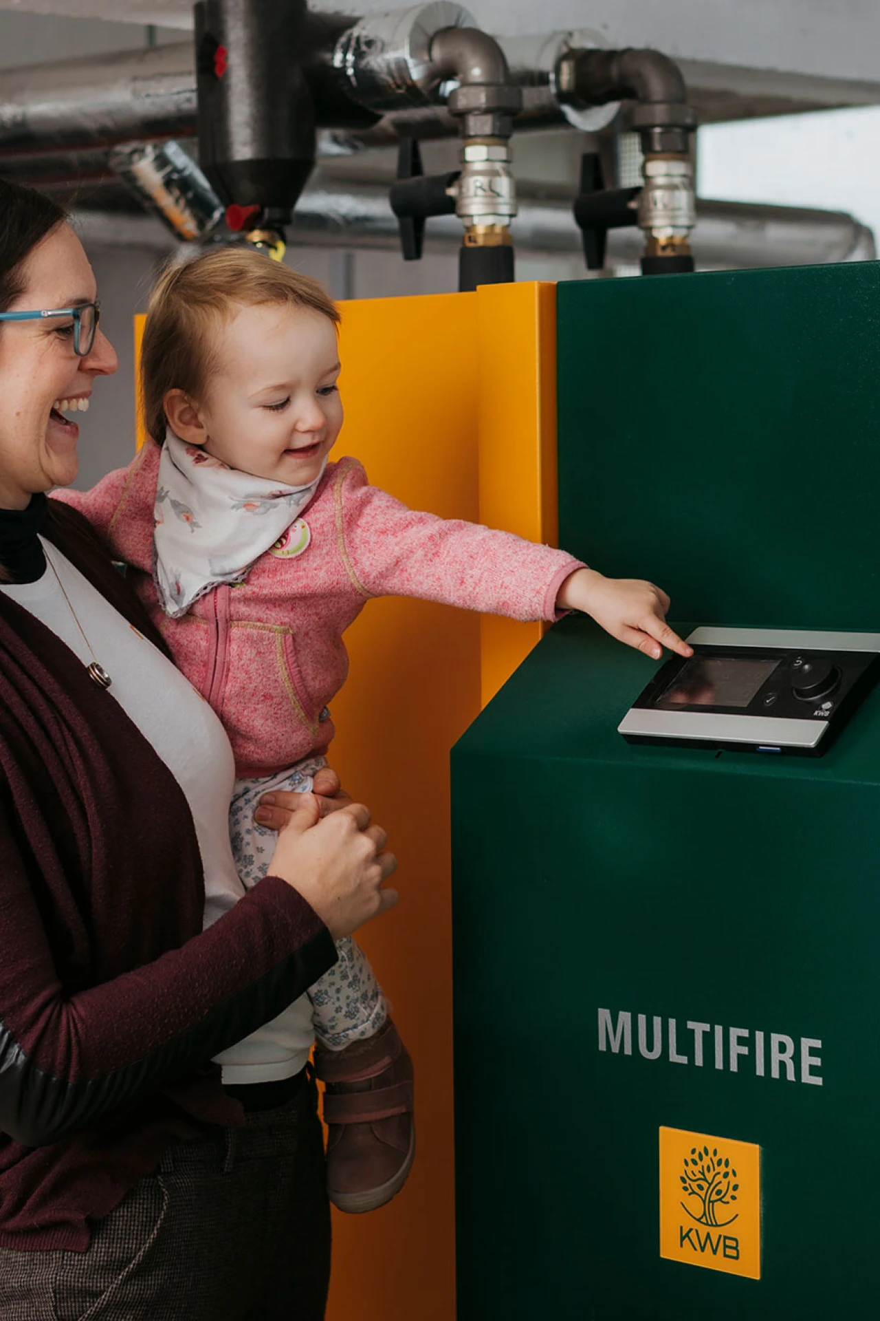 Referenzkunde Familie Prassl | © KWB Hier sieht man die Frau Praßl mit Ihrer Tochter vor dem KWB Multifire Kessel