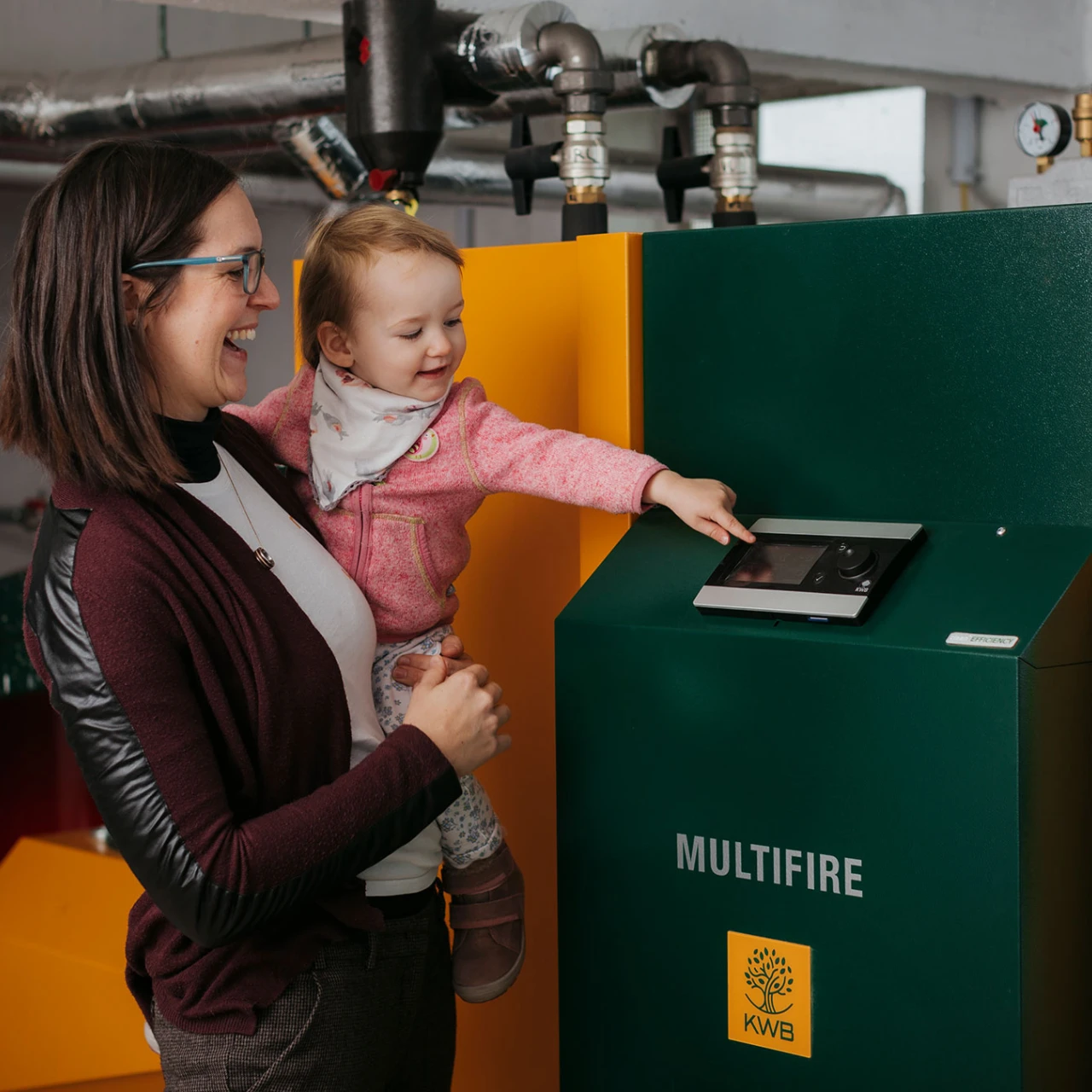 Referenzkunde Familie Prassl | © KWB Hier sieht man die Frau Praßl mit Ihrer Tochter vor dem KWB Multifire Kessel