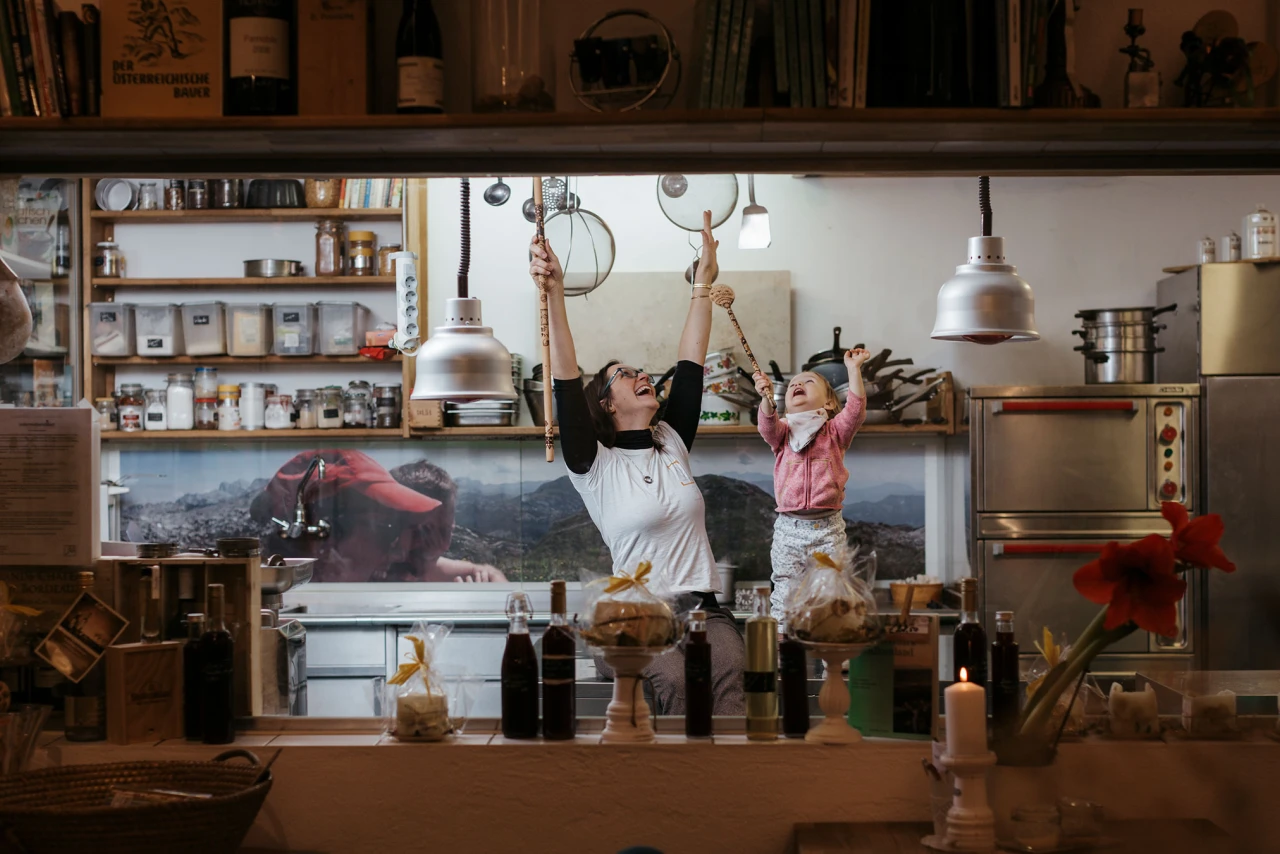 Referenzkunde Familie Prassl | © KWB Hier sieht man die Frau Praßl mit Ihrer Tochter die lachen und nach oben schauen